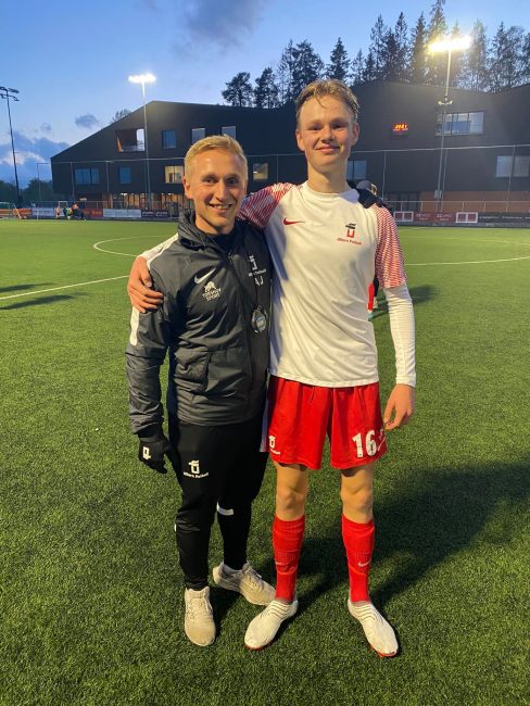 Over 40 Ullern-spillere fikk sin debut i seniorfotballen under Anders Johansson da han trente B-laget til klubben fra Oslo vest. Her sammen med 2007-modellen Marius Lund Stensland. Foto: Mads Hultgreen