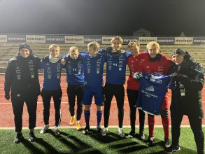 Mange Vindbjart-juniorer har fått prøve seg i seniorfotballen de siste årene. Her er noen av dem, flankert av hovedtrener Jon Hodnemyr (venstre) og Anders Johansson, som håper det blir flere. 
Spillere fra venstre til høyre: Emil Lie, Helge Strand, Eirik Ryger, Fabian J. Engedal, Mads Klippenberg, Fredrik Ingebretsen