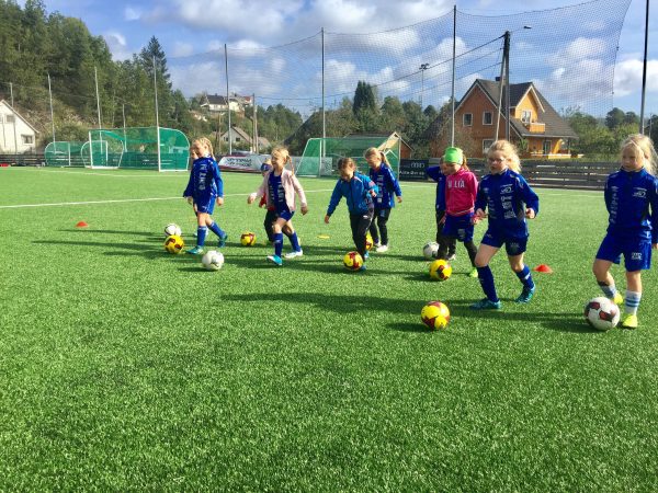 Fotballens dag for jenter utsatt