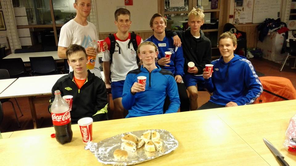 Junior 3 med boller og brus etter trening.