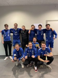 Bak fra venstre 
Andre Bakken 
Espen Godtfredsen
Sander Bratland 
Erlend Sagen Olsen
Ole Gerhard Jakobsen  
Marius Fjellet
Foran fra Venstre
Sondre Andersen
Lucas Næss
Martin Gardiner
Per Erik Iversen